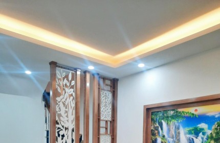 Bán nhà Khương Đình, vài bước ra phố, tặng full nội thất, 40m2 x 5 tầng, MT 4m, chỉ 4.6 tỷ.